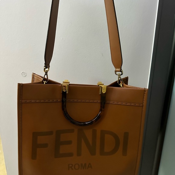 Fendi Sunshine Tote Pre Owned in Excellent conditions - Picture 2 of 5